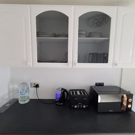 Roomz-Gatwick-London-Airport Parking-Travel Service Ifield Bagian luar foto