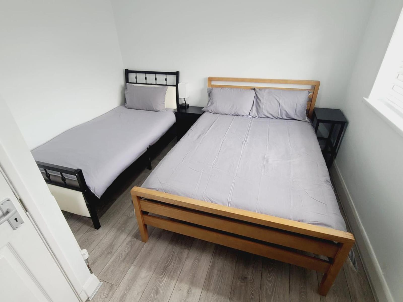Roomz-Gatwick-London-Airport Parking-Travel Service Ifield Bagian luar foto