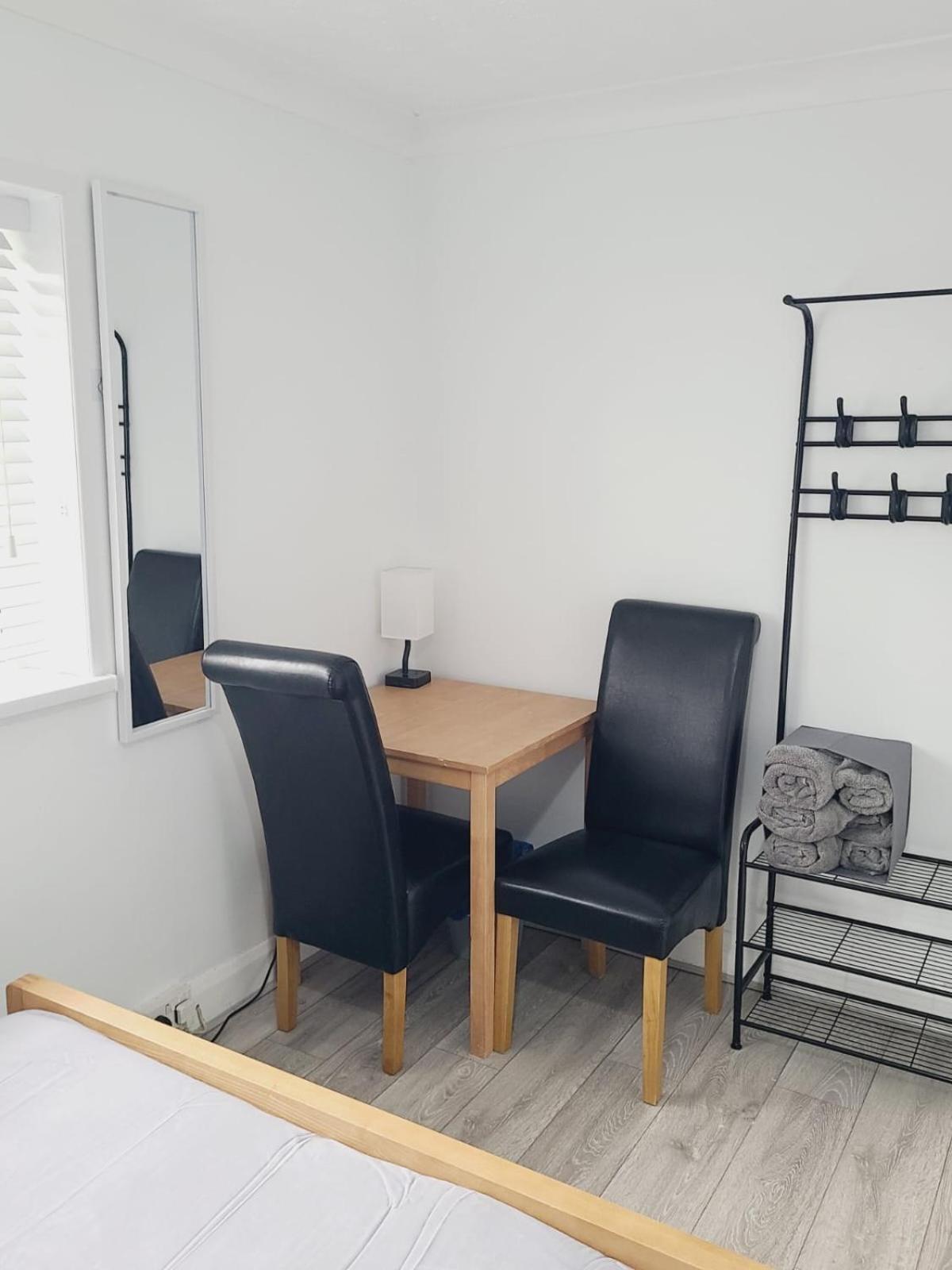 Roomz-Gatwick-London-Airport Parking-Travel Service Ifield Bagian luar foto