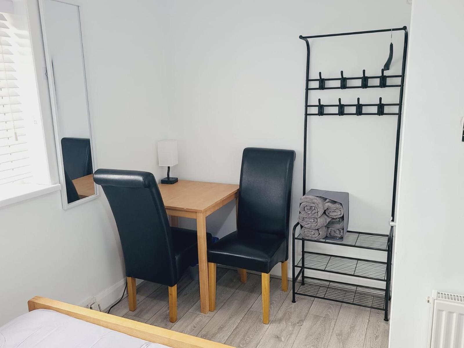Roomz-Gatwick-London-Airport Parking-Travel Service Ifield Bagian luar foto