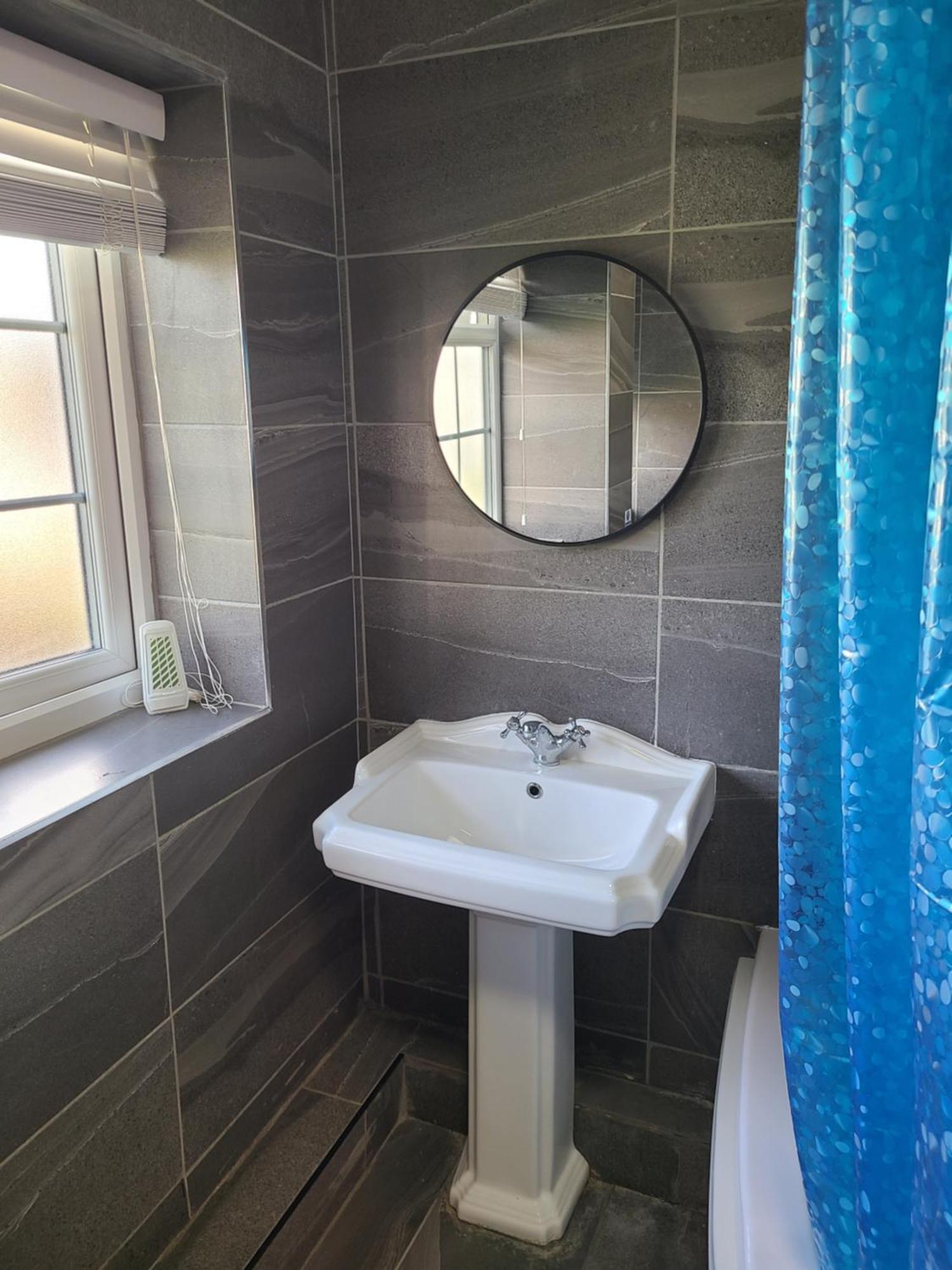 Roomz-Gatwick-London-Airport Parking-Travel Service Ifield Bagian luar foto