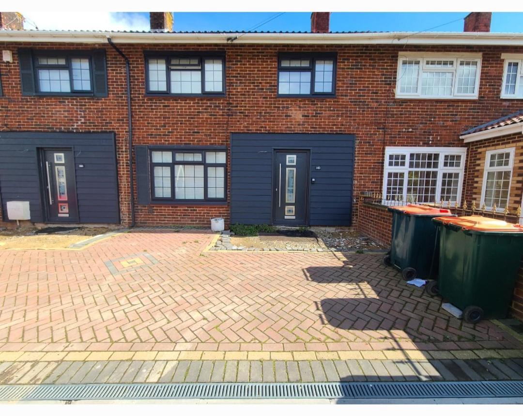 Roomz-Gatwick-London-Airport Parking-Travel Service Ifield Bagian luar foto