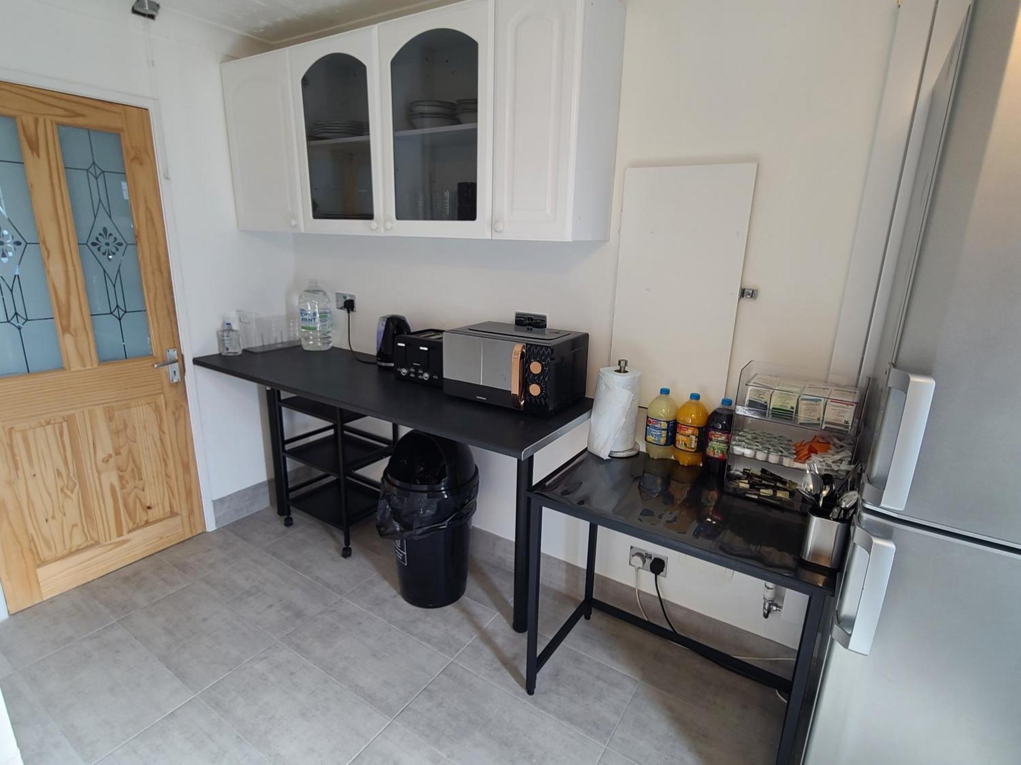 Roomz-Gatwick-London-Airport Parking-Travel Service Ifield Bagian luar foto