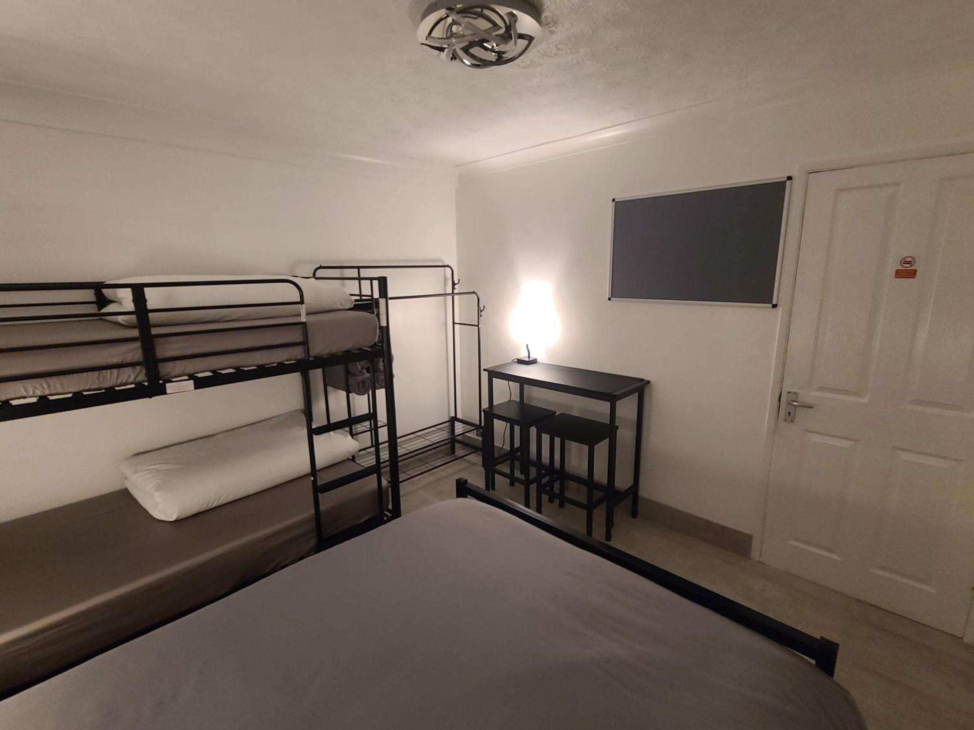 Roomz-Gatwick-London-Airport Parking-Travel Service Ifield Bagian luar foto