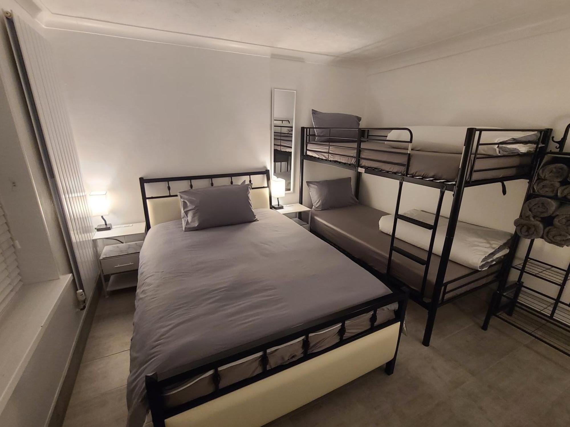 Roomz-Gatwick-London-Airport Parking-Travel Service Ifield Bagian luar foto