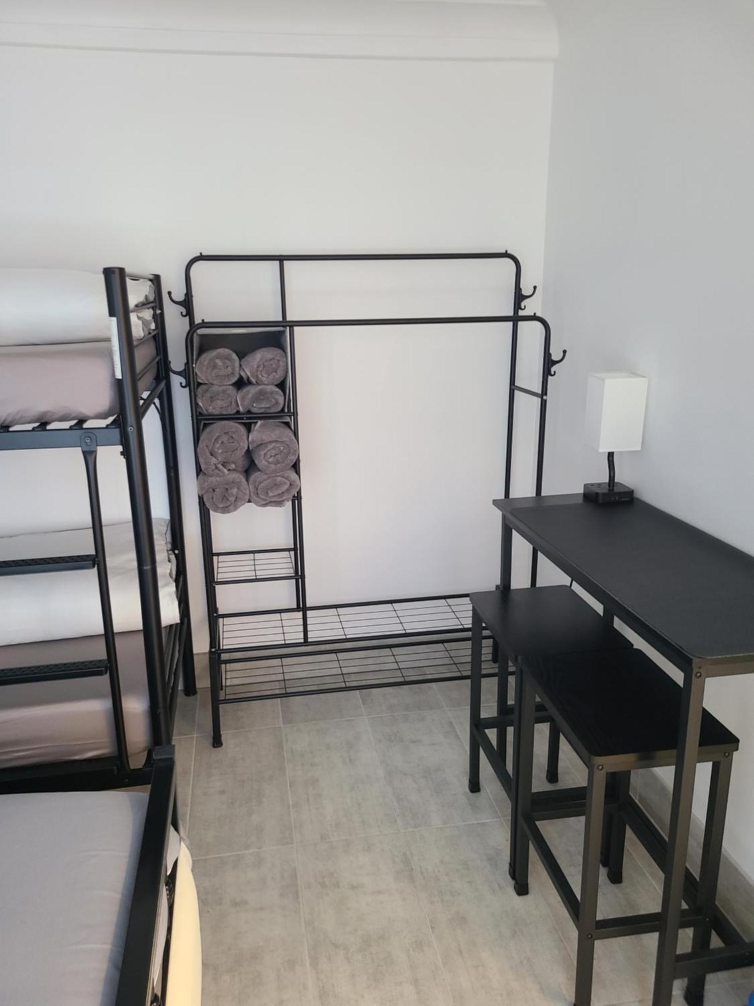Roomz-Gatwick-London-Airport Parking-Travel Service Ifield Bagian luar foto