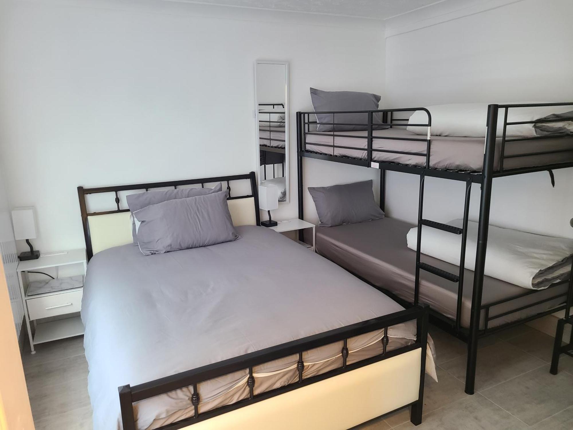 Roomz-Gatwick-London-Airport Parking-Travel Service Ifield Bagian luar foto
